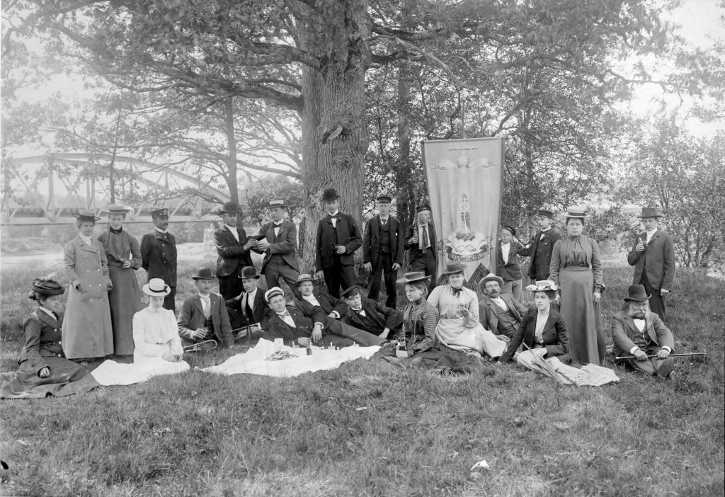 1484. Orden Lagans Ros, Apladalen, utflykt, gruppbild, sittande tredje f. h Aron Johansson (troligen)