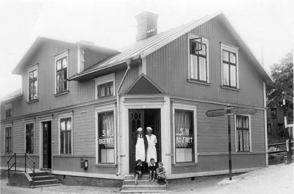 2677. Mosslegatan, S. H. Bageriet, bröderna Erik och Lasse och hans syster Marianne