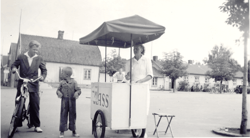 360. Glassförsäljning på  Kyrktorget 1940-talet