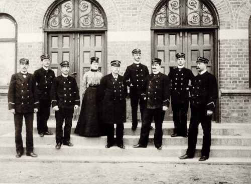 561. Personalen vid Järnvägen på gatusidan av stationen ca 1900