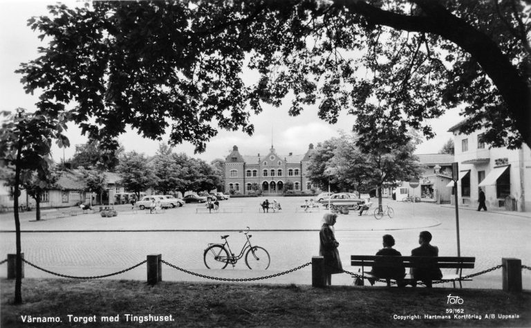 769. Kyrktorget 1959, David Johanssons cykelaffär t h
