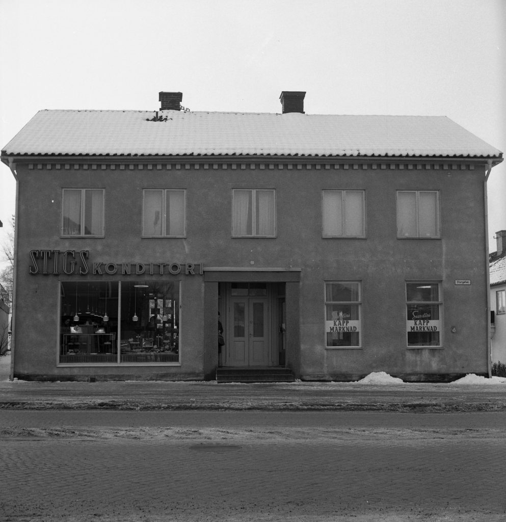 Be-Pe 2595.20  Stigs konditori samt Sundins kapp marknad. 1965-12
